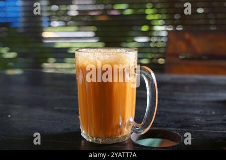 Un verre de thé au lait, connu sous le nom de Teh Tarik en Malaisie Banque D'Images