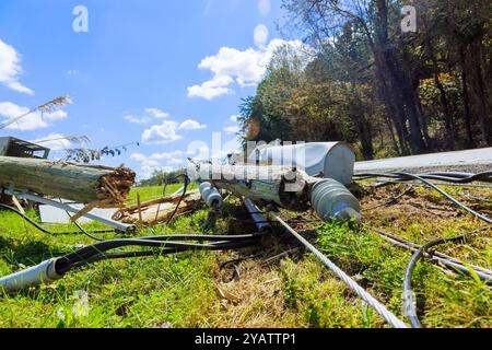 À la suite de l'ouragan, des lignes électriques endommagées gisent sur le sol avec des câbles cassés Banque D'Images