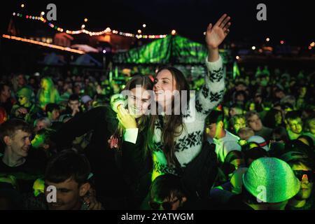 Sydregote, île Féroé. 19 juillet 2024. Les amateurs de concert vus à l'un des nombreux concerts live pendant le festival de musique féroïen G Festival 2024 à Sydregote. Banque D'Images