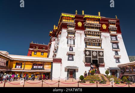 21 AOÛT 2022, TIBET, CHINE : entrée principale du Palais du Potala à Lhassa, Tibet. Ciel bleu avec espace de copie pour le texte Banque D'Images