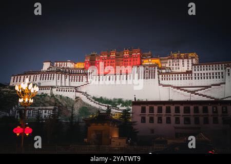 Le Palais du Potala de nuit est la plus haute altitude du monde, un magnifique bâtiment qui intègre palais, châteaux et monastères. C'est aussi la Banque D'Images