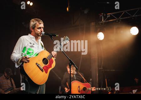 Sydregote, île Féroé. 20 juillet 2024. Le musicien, chanteur et auteur-compositeur féroïen Teitur donne un concert en direct lors du festival de musique féroïen G Festival 2024 à Sydregote. Banque D'Images