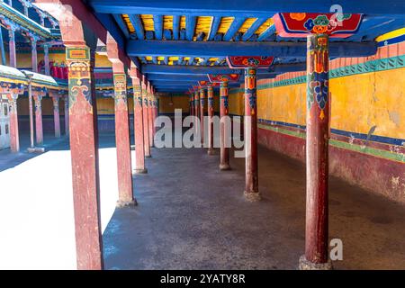 Baiju Temple est le temple principal à Xigaze, Tibet, Chine. Ciel bleu avec espace de copie Banque D'Images