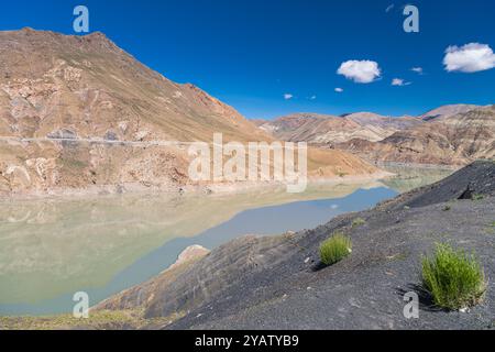 La Simila passent au-dessus du réservoir d'Manla Gyantse Comté dans la région autonome du Tibet, il est situé à 4 200 m au-dessus du niveau de la mer. Banque D'Images