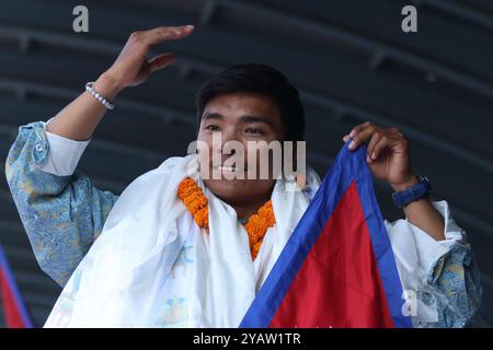 Katmandou, Népal. 14 octobre 2024. NIMA RINJI SHERPA, 18 ans et la plus jeune personne à avoir culminé les 14 plus hauts sommets du monde au-dessus de 8 000 mètres, gestes à son arrivée à l'aéroport international de Tribhuvan. Nima Rinji Sherpa est entré dans l'histoire en surpassant le record du monde de 2019 de son oncle à l'âge de 30 ans, devenant la plus jeune personne à atteindre les 14 plus hauts sommets du monde alors qu'elle était encore adolescente. (Crédit image : © Aryan Dhimal/ZUMA Press Wire) USAGE ÉDITORIAL SEULEMENT! Non destiné à UN USAGE commercial ! Banque D'Images