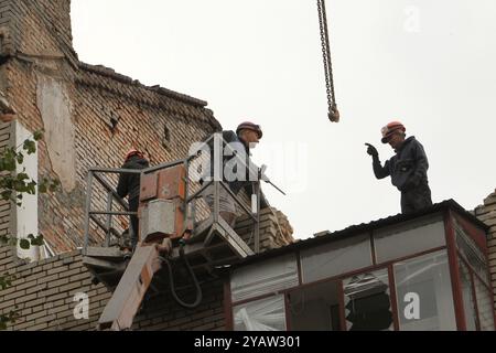 Non exclusif : DNIPRO, UKRAINE - 14 OCTOBRE 2024 - les travailleurs sont sur un tas de décombres dans l'immeuble de la place Vokzalna qui a été frappé par une Russie Banque D'Images