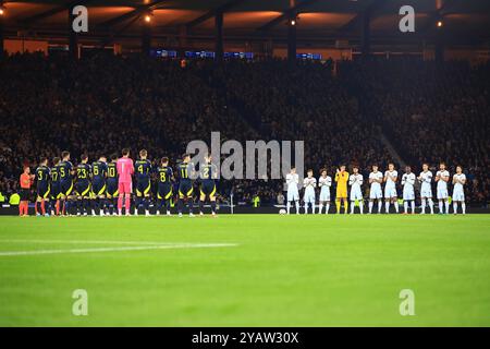 15 octobre 2024 ; Hampden Park, Glasgow, Ecosse : Ligue des Nations Groupe A Football, Ecosse contre Portugal ; l'équipe s'aligne pendant une minute pour applaudir l'ancien premier ministre écossais Alex Salmond qui est décédé récemment Banque D'Images