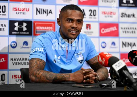 CommBank Stadium, Sydney, NSW, Australie. 16 octobre 2024. A - Conférence de presse sur le derby de la ligue de Sydney ; la marquise du Sydney FC signe Douglas Costa lors de la conférence de presse pour le derby de La ligue A De Sydney crédit : action plus Sports/Alamy Live News Banque D'Images