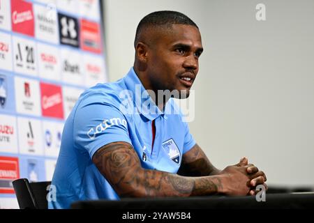 CommBank Stadium, Sydney, NSW, Australie. 16 octobre 2024. A - Conférence de presse sur le derby de la ligue de Sydney ; la marquise du Sydney FC signe Douglas Costa lors de la conférence de presse pour le derby de La ligue A De Sydney crédit : action plus Sports/Alamy Live News Banque D'Images