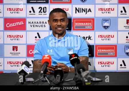 CommBank Stadium, Sydney, NSW, Australie. 16 octobre 2024. A - Conférence de presse sur le derby de la ligue de Sydney ; la marquise du Sydney FC signe Douglas Costa lors de la conférence de presse pour le derby de La ligue A De Sydney crédit : action plus Sports/Alamy Live News Banque D'Images