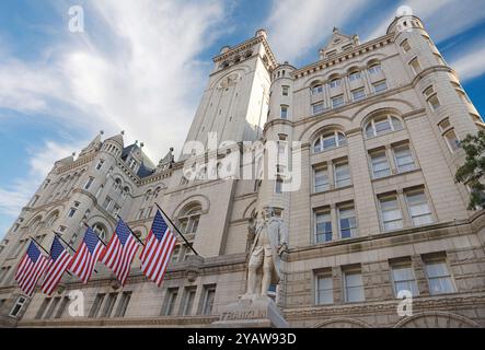 Ancien bâtiment du bureau de poste avec la statue de Benjamin Franklin et les drapeaux américains Banque D'Images