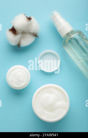 Crème hydratante visage dans un pot sur fond bleu. Cosmétiques de soin de la peau de luxe et produit anti-âge pour une peau saine et une routine beauté. Vue de dessus Banque D'Images
