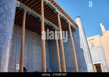 Les murs joliment décorés de la cour du harem dans le palais Tosh Hovli (Tash Hauli), situé à Khiva, Ouzbékistan. Les murs sont ornés de Banque D'Images