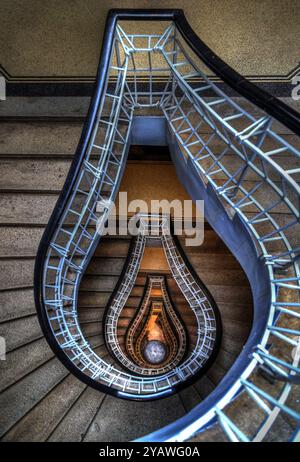 Prague République tchèque - 11 mai. 2023 : le célèbre escalier en colimaçon design en forme d'ampoule, intérieur de la Maison de la Vierge Noire à Prague ol Banque D'Images