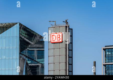 Fahrplanwechsel BEI der Bahn Wirtschaft, Verkehr, Zugverkehr : Blick auf das logo der Deutschen Bahn am Hauptbahnhof in Berlin Berlin Berlin Deutschland *** changement d'horaire ferroviaire économie, transport, trafic ferroviaire vue du logo Deutsche Bahn à la gare principale de Berlin Berlin Berlin Allemagne Copyright : xBahhoxKarax Banque D'Images