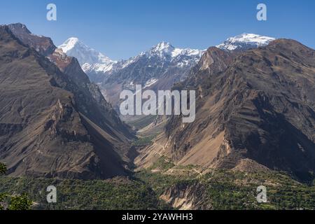 Paysage de montagne pittoresque de la vallée de Sumayar avec le pic de Diran en arrière-plan, Nagar, Gilgit-Baltistan, Pakistan Banque D'Images