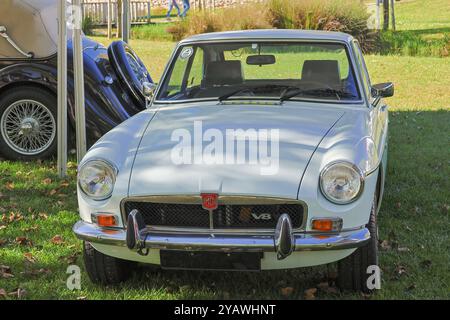 Voiture classique mg b GT blanche garée sur l'herbe lors d'un salon automobile en plein air Banque D'Images