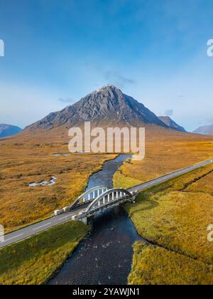 Vue aérienne depuis le drone du paysage d'automne vers la montagne Buachaille Etive Mor depuis le pont routier sur la rivière Rannoch Moor, Highlands écossais, Scotla Banque D'Images