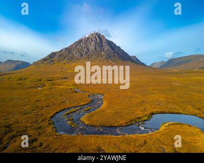 Vue aérienne depuis le drone du paysage d'automne vers la montagne Buachaille Etive Mor et la rivière sur Rannoch Moor, Highlands écossais, Écosse, Royaume-Uni Banque D'Images