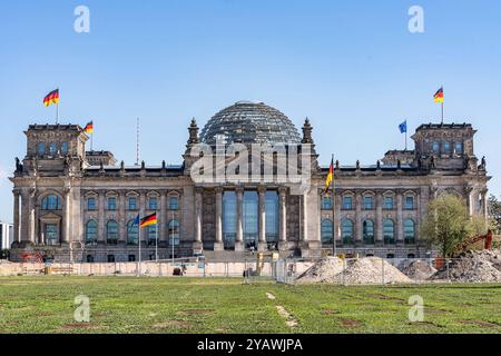 Bundestag Berlin Blick auf den Bundestag in Berlin Deutsche Flagge Deutschland am Reichstag, Schriftzug DEM Deutschen Volke Berlin Berlin Deutschland *** Bundestag Berlin vue du Bundestag à Berlin drapeau allemand Allemagne au Reichstag, lettrage DEM Deutschen Volke Berlin Allemagne Copyright : xBahhoxKarax Banque D'Images