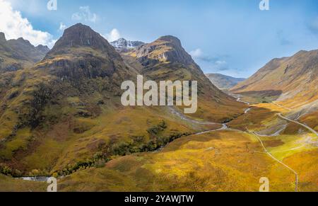 Vue aérienne depuis le drone des sommets de montagne des trois Sœurs à Glen Coe, Highlands écossais, Écosse, Royaume-Uni Banque D'Images