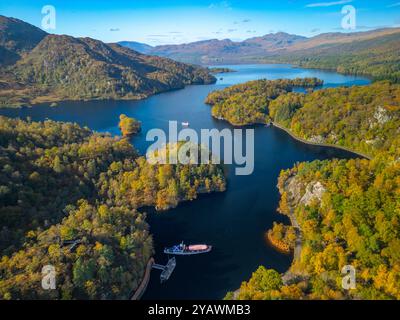 Vue aérienne depuis le drone du Loch Katrine dans les Trossachs, Perthshire, Highlands écossais, Écosse Royaume-Uni Banque D'Images