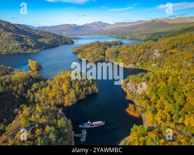 Vue aérienne depuis le drone du Loch Katrine dans les Trossachs, Perthshire, Highlands écossais, Écosse Royaume-Uni Banque D'Images