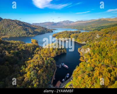 Vue aérienne depuis le drone du Loch Katrine dans les Trossachs, Perthshire, Highlands écossais, Écosse Royaume-Uni Banque D'Images