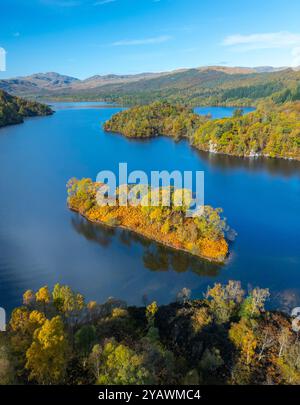 Vue aérienne depuis le drone du Loch Katrine dans les Trossachs, Perthshire, Highlands écossais, Écosse Royaume-Uni Banque D'Images