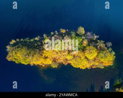 Vue aérienne depuis le drone du Loch Katrine dans les Trossachs, Perthshire, Highlands écossais, Écosse Royaume-Uni Banque D'Images