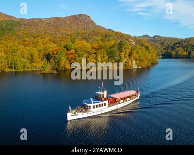Vue aérienne depuis le drone du bateau à vapeur Sir Walter Scott lors d'une croisière d'agrément sur le Loch Katrine dans les Trossachs, Perthshire, Scottish Highlands, Scotlan Banque D'Images