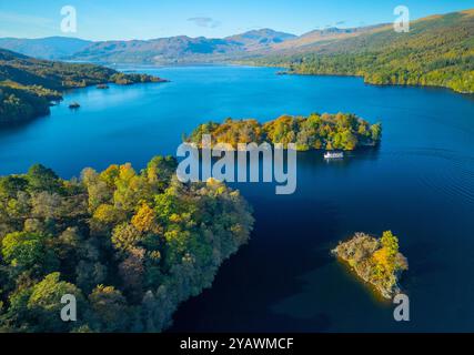 Vue aérienne depuis le drone du Loch Katrine dans les Trossachs, Perthshire, Highlands écossais, Écosse Royaume-Uni Banque D'Images