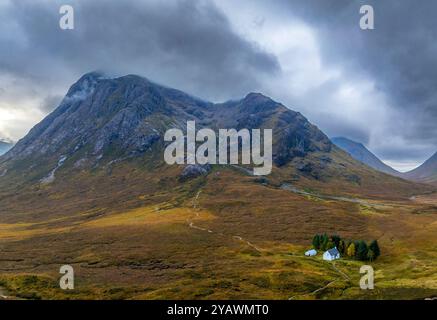 Vue aérienne de Lagangarbh Cottage avec Buachaille Etive Mor derrière à Glen Coe, Highlands écossais, Écosse, Royaume-Uni Banque D'Images