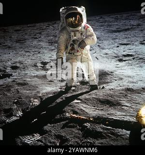 Buzz Aldrin astronaute à marcher sur la surface de la lune près de la jambe du module lunaire Eagle au cours de la mission Apollo 11. Le commandant de mission Neil Armstrong a pris cette photographie avec un appareil photo 70mm surface lunaire. Bien que les astronautes Armstrong et Aldrin ont exploré la région de la mer de la tranquillité de la lune, l'astronaute Michael Collin est restée avec la commande et les modules de services dans l'orbite lunaire Banque D'Images