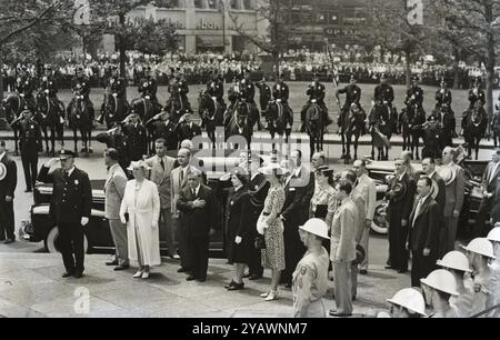 Wilhelmine 31 août 1880 - 28 novembre 1962) était reine régnante du Royaume des pays-Bas de 1890 à 1948. Elle a gouverné les pays-Bas pendant cinquante-huit ans, plus longtemps que tout autre monarque néerlandais. Son règne a vu la première Guerre mondiale et la seconde Guerre mondiale montrée ici en visite à New York et accueillie par le maire la Guardia. Banque D'Images