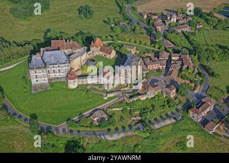 France, département de la Dordogne, Biron, village dominé par le château classé monument historique du XIIe siècle, vue aérienne Banque D'Images