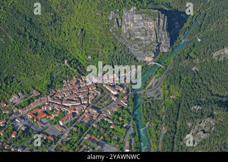 France, département des Alpes-Maritimes, Castellane, dans le village du Verdon, près du lac et du barrage de Castillon, vue aérienne Banque D'Images