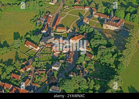 France, Côte-d'Or Commarin, vue aérienne du village et du château Banque D'Images