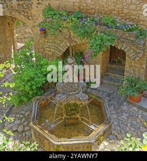 France, département du Vaucluse, Crestet, village pittoresque avec ses rues pavées, ses maisons en pierre et son département de fontaine ornée, situé à proximité de Vaison la Romaine Banque D'Images