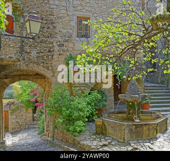 France, département du Vaucluse, Crestet, village pittoresque avec ses rues pavées, ses maisons en pierre et son département de fontaine ornée, situé à proximité de Vaison la Romaine Banque D'Images