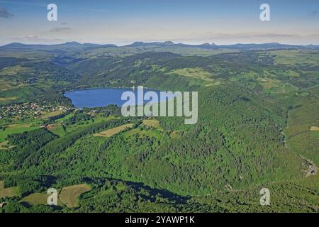 France, Ardèche, Lac d'Issarlès, lac volcanique de l'Ardèche et du Vivarais, vue aérienne Banque D'Images