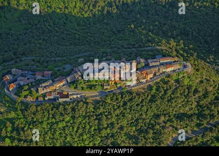 France, département des Alpes-Maritimes, département de la Roquette-sur-Var, village perché au-dessus de la vallée du département du Var, vue aérienne Banque D'Images