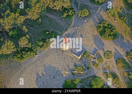 France, Bouches-du-Rhône, Fontvieille, le moulin à vent du Daudet, vue aérienne Banque D'Images