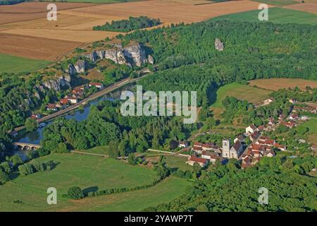 France, département de l'Yonne, département de Merry-sur-Yonne, village dans la vallée du département de l'Yonne, les rochers de Saussois le long de la rivière, vue aérienne Banque D'Images