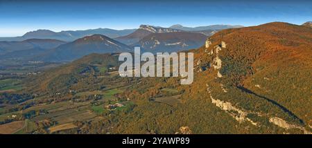 France, département du Drôme, les Baronnies, paysage montagneux au sud du Vercors, département du Mont Vaucluse, fruits et oliviers, vue aérienne Banque D'Images