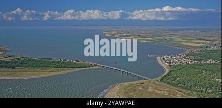 France, Vendée, Fromentine, la barre de Monts, pont de Noirmoutier, vue aérienne Banque D'Images