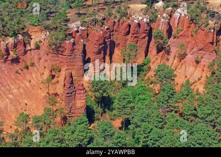 France, département du Vaucluse, Roussillon, site de carrières ocres village labellisé les plus beaux villages de France, vue aérienne Banque D'Images