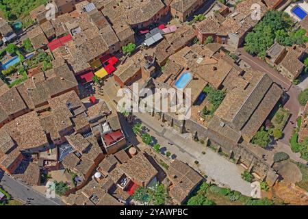 France, département du Vaucluse, Roussillon, dans le village touristique au pied du village des carrières d'ocres du Luberon labellisé les plus beaux villages de France, vue aérienne Banque D'Images