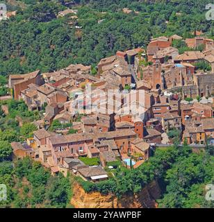 France, département du Vaucluse, Roussillon, dans le village touristique au pied du village des carrières d'ocres du Luberon labellisé les plus beaux villages de France, vue aérienne Banque D'Images