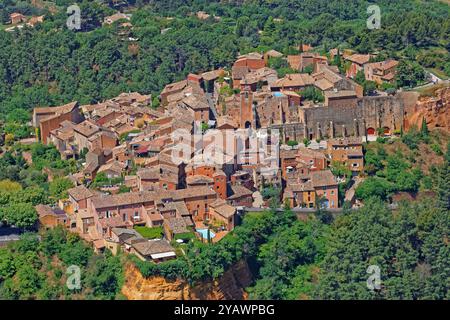 France, département du Vaucluse, Roussillon, dans le village touristique au pied du village des carrières d'ocres du Luberon labellisé les plus beaux villages de France, vue aérienne Banque D'Images